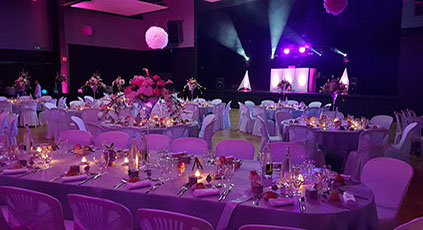 Décoration de salle de mariage avec spots de couleur fushia. Salle Soutine de Lèves en Eure et Loir 28.